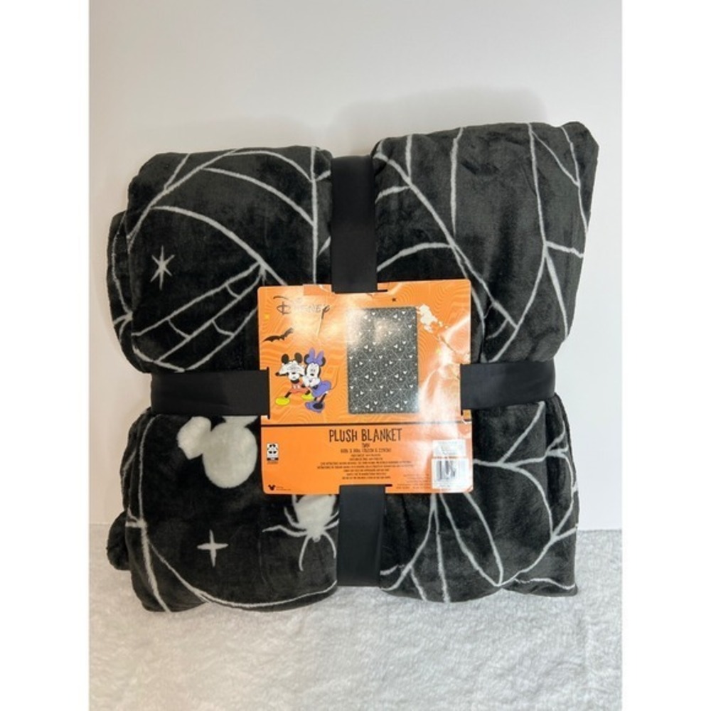 Disney black and white plush throw/ with spiders. 60x90 BNT